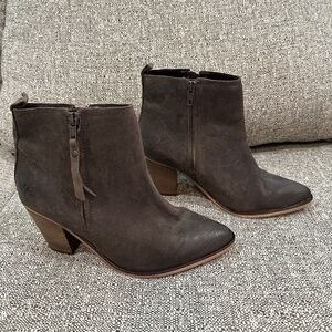 Steve Madden’s Women’s Saarah Leather Stacked Heel Taupe Suede Bootie Size 9